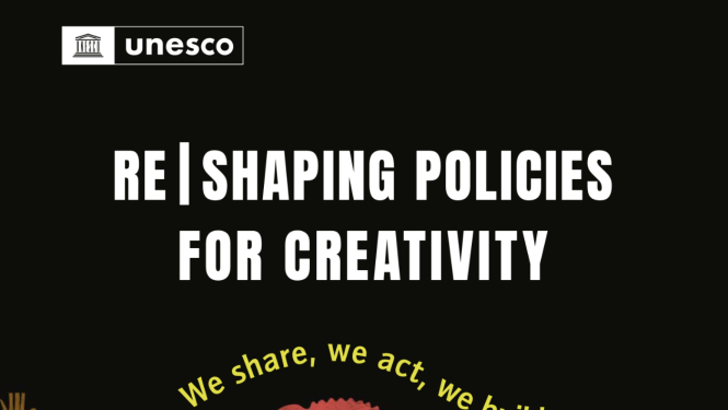 UNESCO plakāts "Re|shaping Policies for Creativity" uz melna fona. Augšpusē redzams UNESCO logotips, bet apakšā – krāsainas, abstraktas formas un uzraksts dzeltenā krāsā "We share, we act, we build".