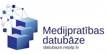Medijpratības datubāzes logotips. Kreisajā pusē redzama grafiska ikona ar trim ziliem, pakāpeniski izkārtotiem blokiem un tīklveida savienojumu punktiem virs tiem. Labajā pusē ir tumši zils uzraksts "Medijpratības datubāze", zem kura mazākiem burtiem norādīta tīmekļa vietne "datubaze.neplp.lv".