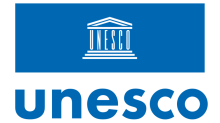 UNESCO logotips, kas sastāv no divām daļām. Augšpusē uz zila taisnstūra fona redzams balts templis ar kolonām, kurā ierakstīti burti "UNESCO". Zem taisnstūra ir liels, zils uzraksts "unesco" ar biezākiem, mazajiem burtiem.