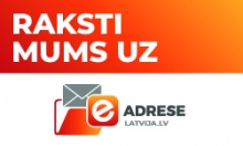 Informatīvs baneris ar aicinājumu sazināties. Augšpusē uz sarkani oranža gradienta fona ir liels, balts uzraksts "RAKSTI MUMS UZ". Apakšā redzama "e-adreses" ikona ar aplokšņu simboliem un tekstu "ADRESE LATVIJA.LV".